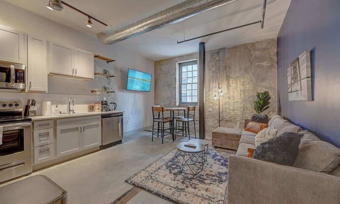 Westown Apartment | Prime Location | Gym, Hot Tub, Game Lounge, WiFi