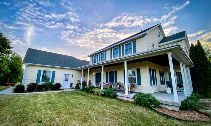 Williamsburg House | Prime location less than 1 mile from Traverse City Horse Shows/GLEF