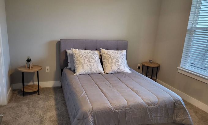Northeast Raleigh Apartment | Prime location near Downtown *Smart TV WIFI W/D*
