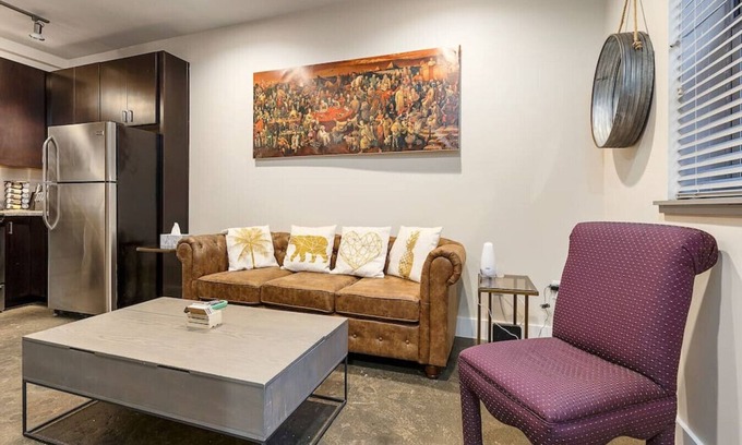Roanoke Apartment | PRIME LOCATION ♥ of Downtown ♛ Queen Bed Modern