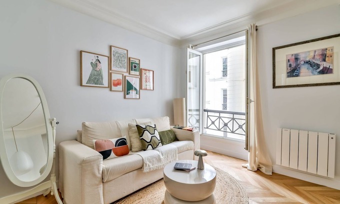 Quartier du Faubourg-Montmartre Apartment | Prime Location: Paris Highlights on Your Doorstep