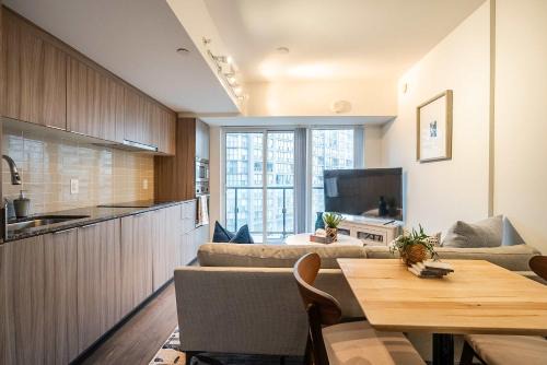 Bay Cloverhill Apartment | Prime Location Suite, Gym, Pool and Sauna