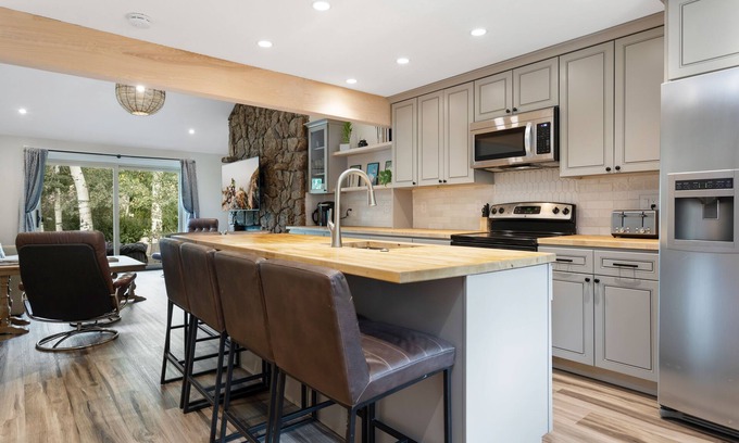 Eagle-Vail House | Prime Location Townhouse in EagleVail, perfect for Ski and Summer vacationsn
