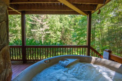 Piney Creek House | Prime Secluded Location- 5 Mins to State Park, Hot Tub, Dogs Welcome