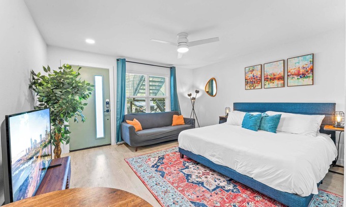 Windsor Park Apartment | Prime SoCo cute studio w/laundryWiFi, 7 Min to DT