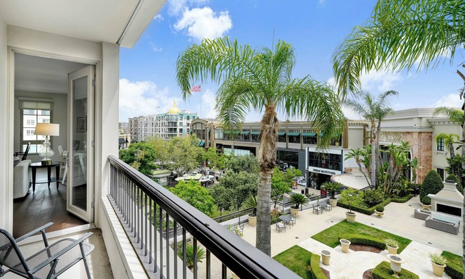 Downtown Apartment | PRIME, top floor corner 2B/2B apartment with fountain views @ the Americana!