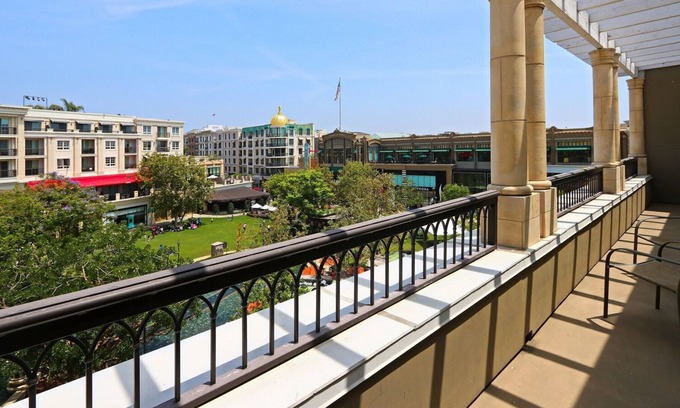 Downtown Apartment | PRIME, top floor with ornate private balcony & direct fountain view!