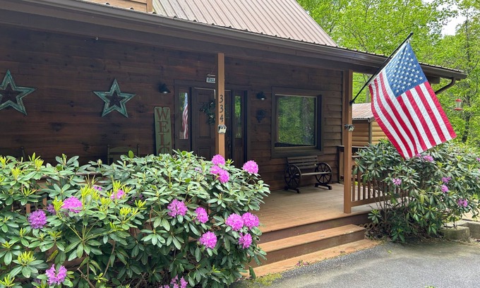 Tiger Cabin | Prince Oswald's Tiger Tree House - Charming 3-bedroom Cabin in Tiger, GA