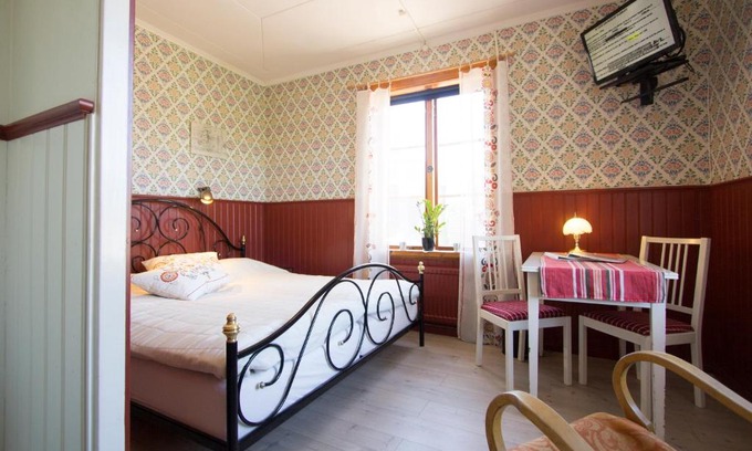 Mora Bed & Breakfast | Prinsgården B&B rum stugor