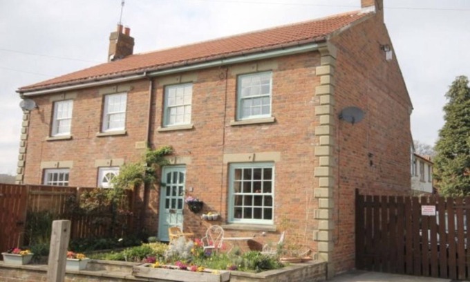 Guisborough Cottage | Priory Cottage. Tranquility In Town. Private Parking. Town Centre Location.