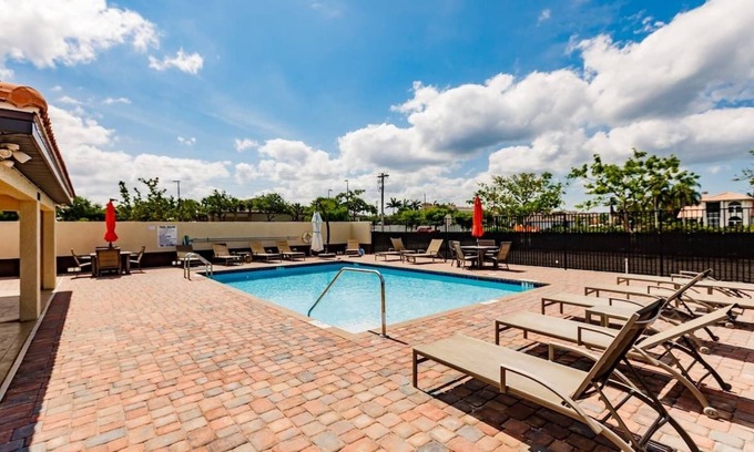 Pelican House | PRISTINE 1ST FLOOR 2 BEDROOM 2 BATH VILLA CLOSE TO EVERYTHING!