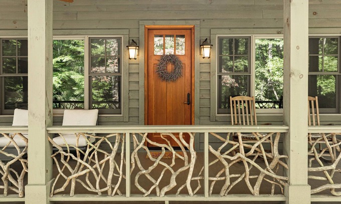 Hendersonville House | Pristine 4-Bd HVL/Flat Rock Retreat w/Stream on 2 Acres
