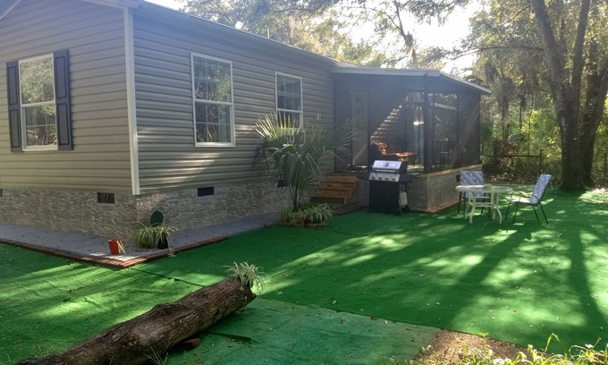 Crystal River House | PRISTINE AIR 2 ACRES CLEANSED DAILY BY HUGE OAKS, PALMS AND GULF BREEZES