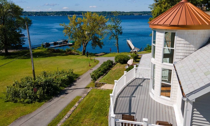 Saratoga Springs House | Pristine Lake House W/Guest Suite - Perfect for every season!