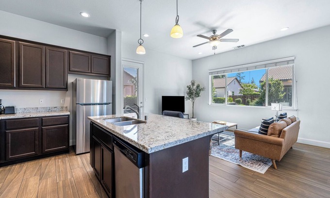Raisin House | Pristine Luxury Home #3 - Walk to Restaurants