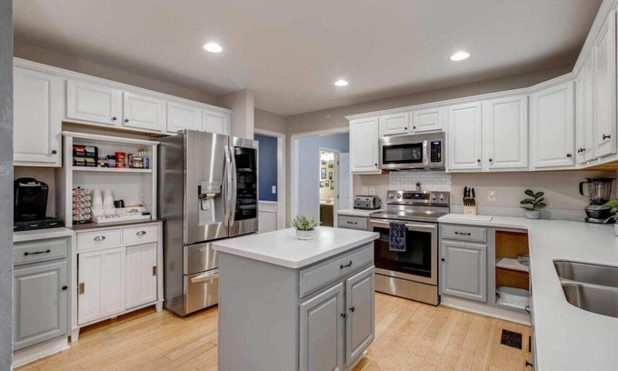 Lexington House | Privacy, Family, 3 Smart TVs, Wi-Fi, Deck, 2 Acres