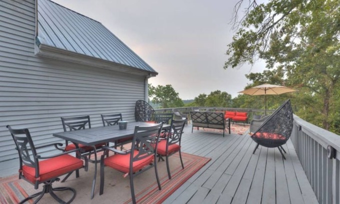 Branson House | Privacy16Acres: Gathering Events-FirePit MountainView-Trampoline 3Decks-Game Rm