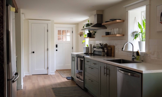 Fernwood House | Private 1 Bedroom Suite in Fernwood Close to RJH