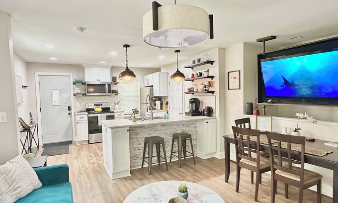 Brewers Hill Cottage | Private 1BR Cottage with City Views
