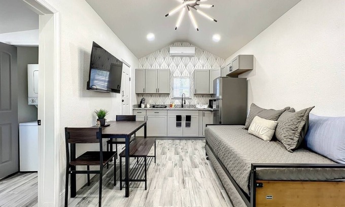 Orlando House | Private 1BR Retreat Fast Wi-Fi + Pets Welcome