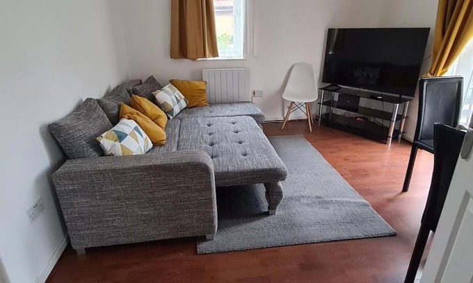 Custom House Apartment | Private 2 Bed Flat close to EXCEL & CITY AIRPORT