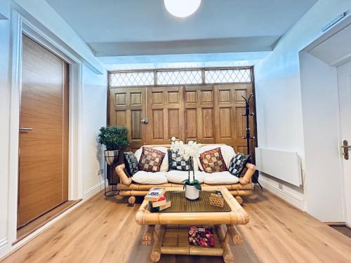 Potters Bar Apartment | Private 2 Bed Guest House - Van Parking, M25 & A1 connections