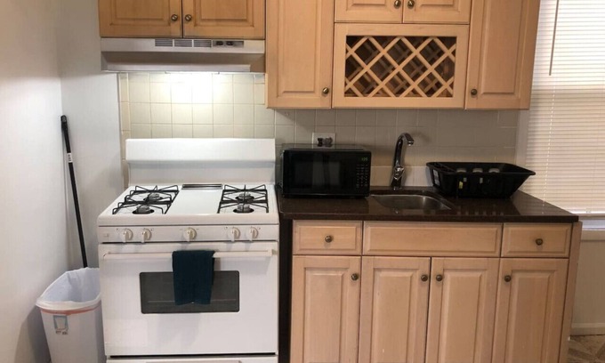 Elizabeth Apartment | Private 2-bedroom apartment with direct bus to NYC Manhattan only a 5-minute walk away