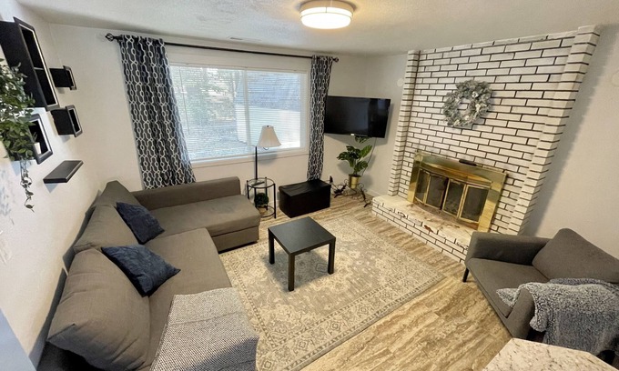 Evergreen Apartment | Private 2 bedroom Guest Suite - pet friendly