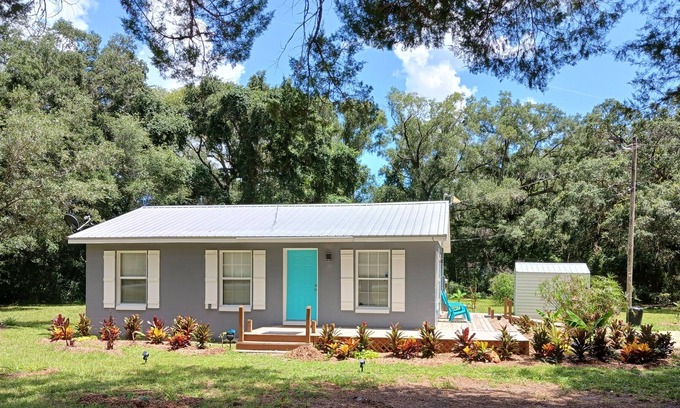 Old Town House | Private 2-bedroom house close to blue springs.FREE WIFI