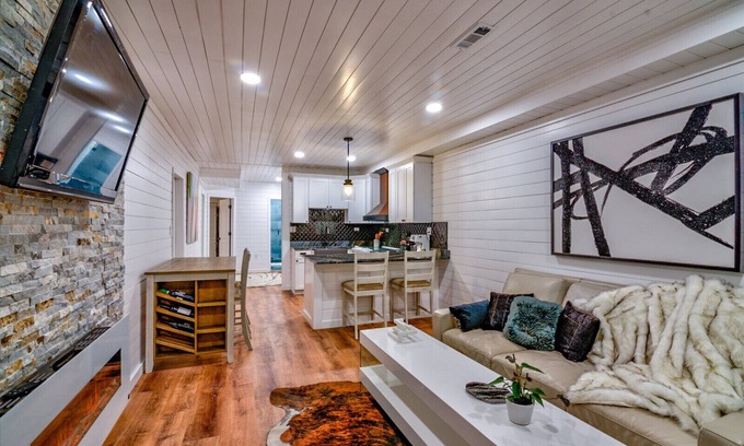 Seymour Apartment | Private 2 Bedroom Luxury Private Suite at Sugarloaf Mountain Lodge.