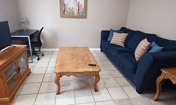 Albuquerque Apartment | Private 2br apt with AC,washer/dryer, Wifi, near UNM,hospitals,CNM,airport,I-25