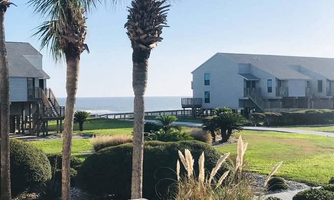 East End House | Private 300 Ocean Mile Community with Pool