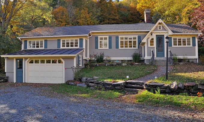 Woodstock House | PRIVATE & AFFORDABLE charming custom ranch in S. Woodstock. WIFI and AC.