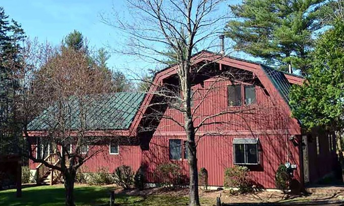 Ludlow House | Private, All Season 10 Acre Retreat Close to the Slopes, Trails, and Swimming