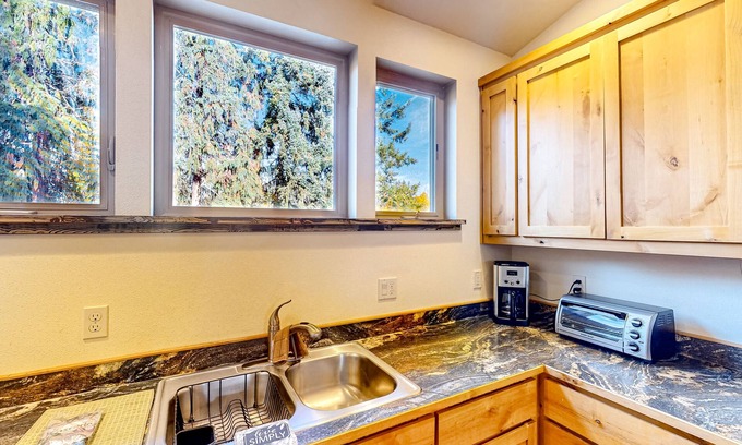 Amazon Apartment | Private apartment near campus & downtown with private W/D & kitchen