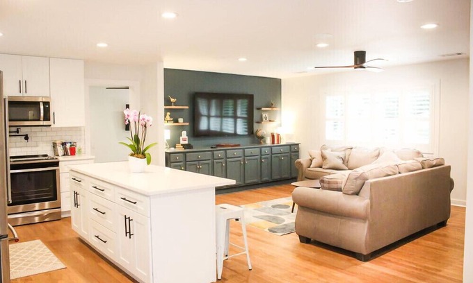 Oxford House | Private Back Yard! Fire-Pit, Air Hockey, Full Kitchen, Outdoor Speakers + Grill.
