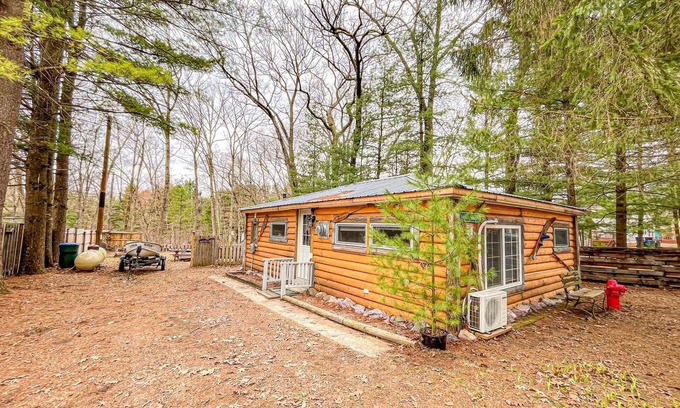 Oxford Cabin | Private,backyard BBQ,campfire, kayak,fish,Wis Dells,UTV,hike,winery,swim,pets,