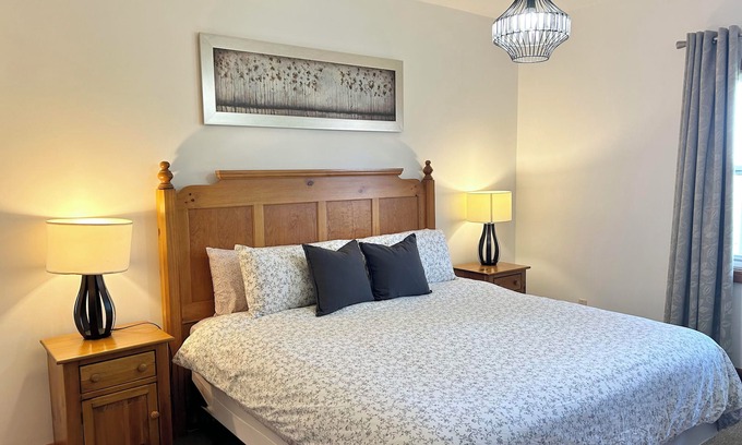 The Blue Mountains House | Private Backyard/Shuttle/Pool/10min walk to the Village