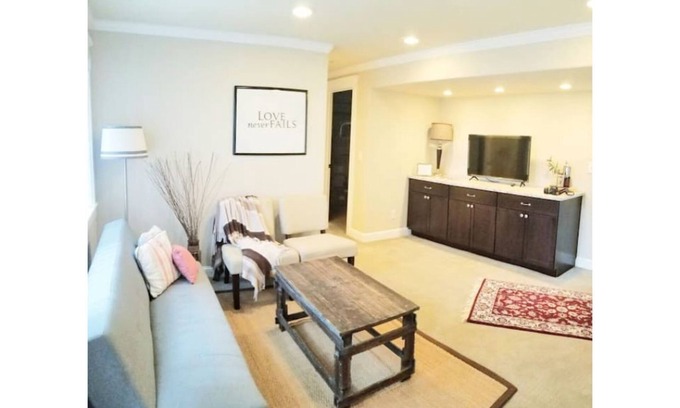 Woodland Park House | Private Basement with KING bed,near park & downtown