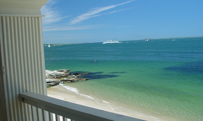New London House | Private Beach Front Spacious 6-bedroom New England home on Long Island Sound