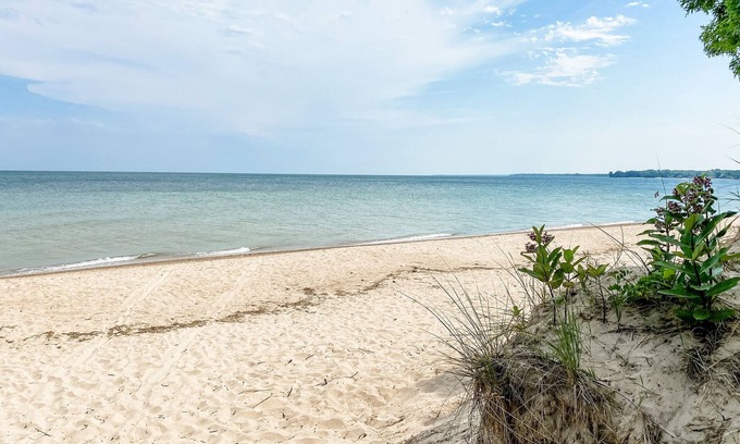 Caseville Cottage | Private beach & lake access-Cozy Cottage