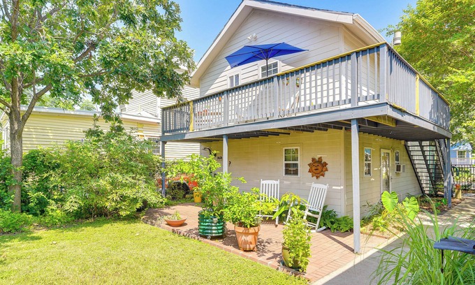 Galveston Apartment | Private Beach Pass: Cozy Galveston Apartment!