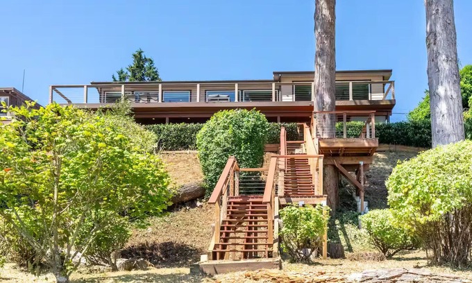 Bremerton House | Private Beach Retreat + Hot tub + Kayak + Mt Rainier View