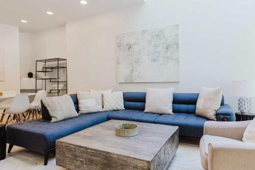 Turtle Bay House | Private Beautiful Townhome w Zen Garden