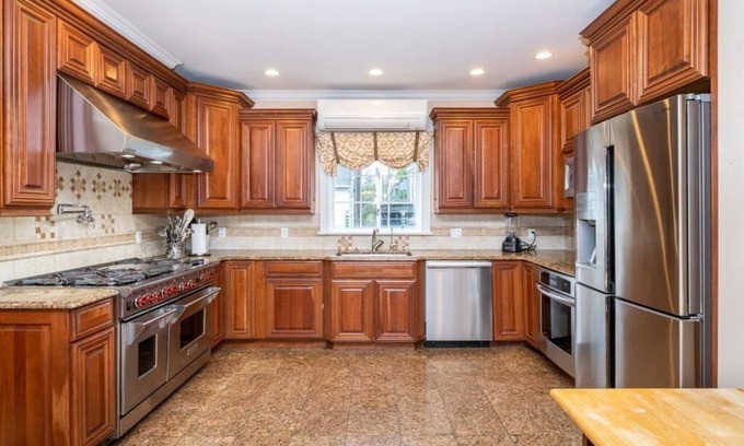 North Side House | Private Bedroom #3 and Bath 26 Min to NYC!