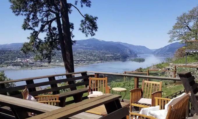 White Salmon House | Private Bluff Home with Outstanding Mt. Hood views!