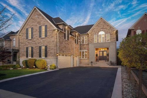 Brampton House | Private Bright Coach House - Near Pearson Airport & Downtown Toronto