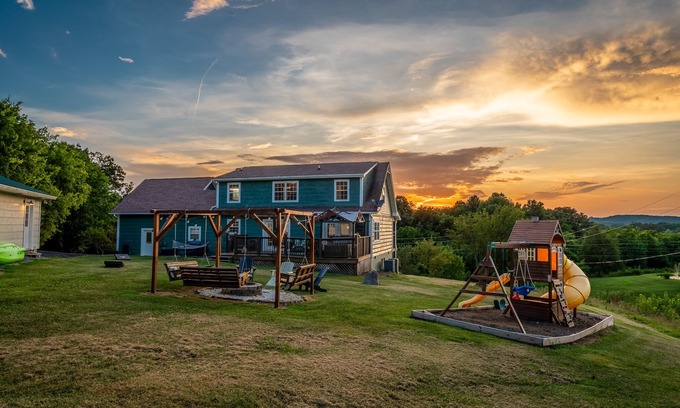 Sevierville Cabin | Private cabin with amenities ⭐️Location⭐️Spa Pool⭐️Hot tub⭐️Firepit⭐️Pets