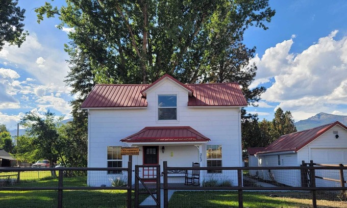 Hamilton House | Private, Charming & Cozy1926 Farmhouse w/huge fenced yard (dogs allowed in yard)