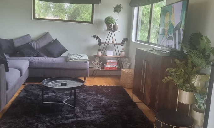 Havelock North House | Private, comfortable home, sleeps up to 9. Plenty of off street parking